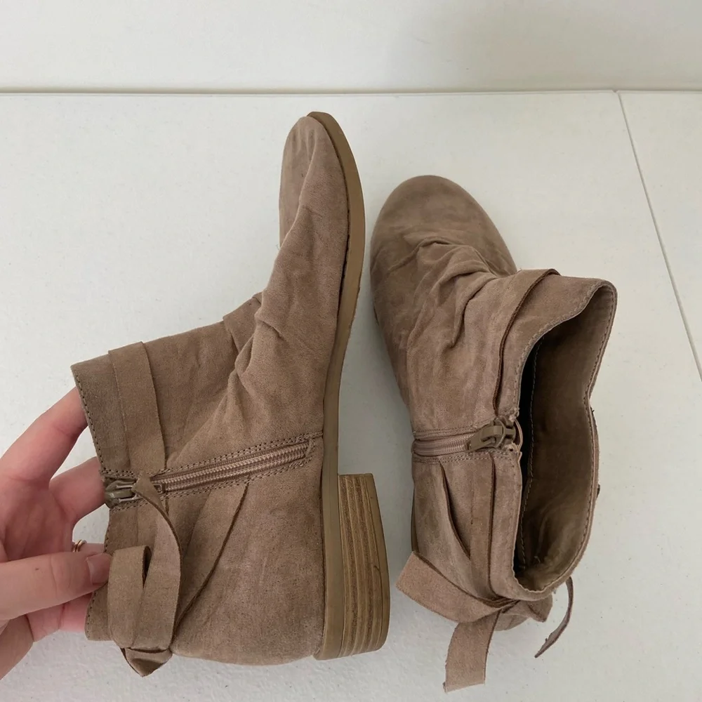 Sugar women’s‎ tan faux suede tied bow ankle booties size 8.5